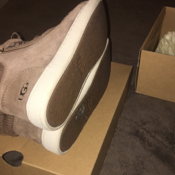 UGG BOOTIES - Picture 3 of 7